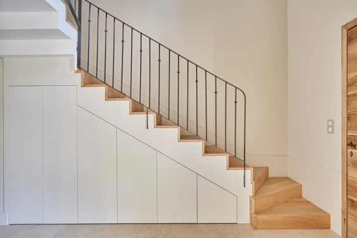 Les placards intégrés sous les marches de l'escalier