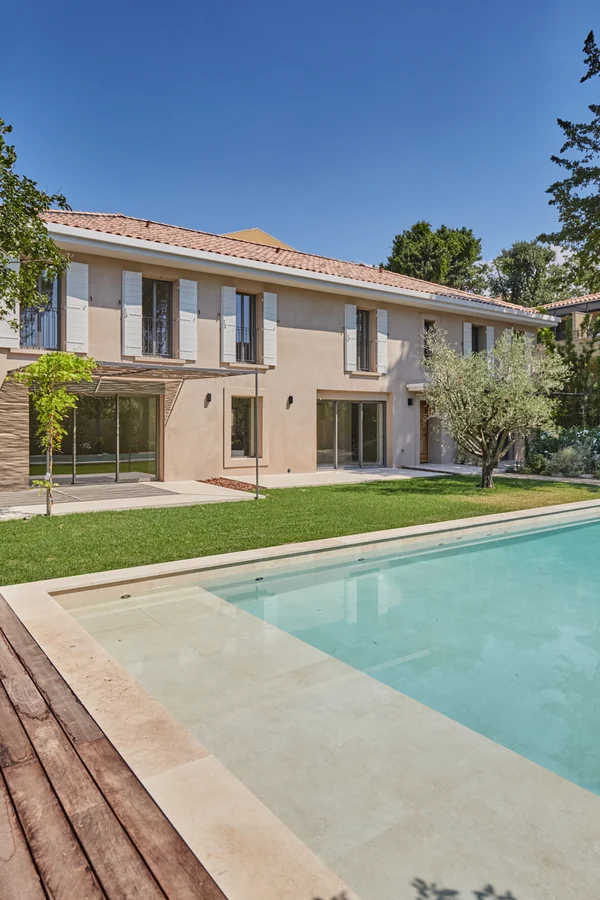 La villa vue depuis le bassin, l'olivier et la pergola de canisses
